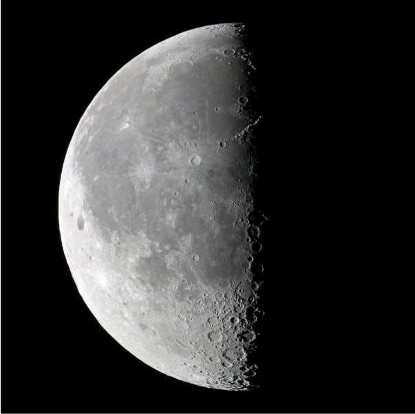 Demi-Lune avec cratères et terminateur visible