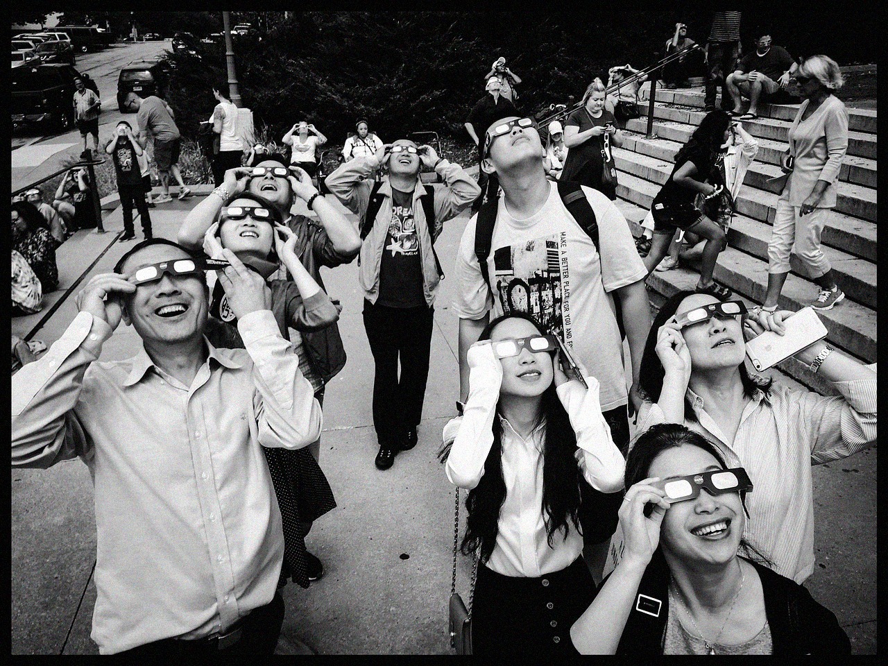 Groupe d'observateurs regardant une éclipse avec des lunettes à filtre solaire