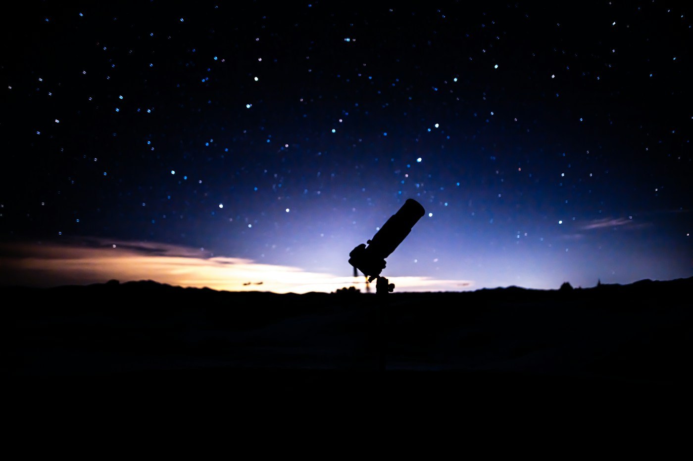 Télescope installé en extérieur pour observer le ciel nocturne