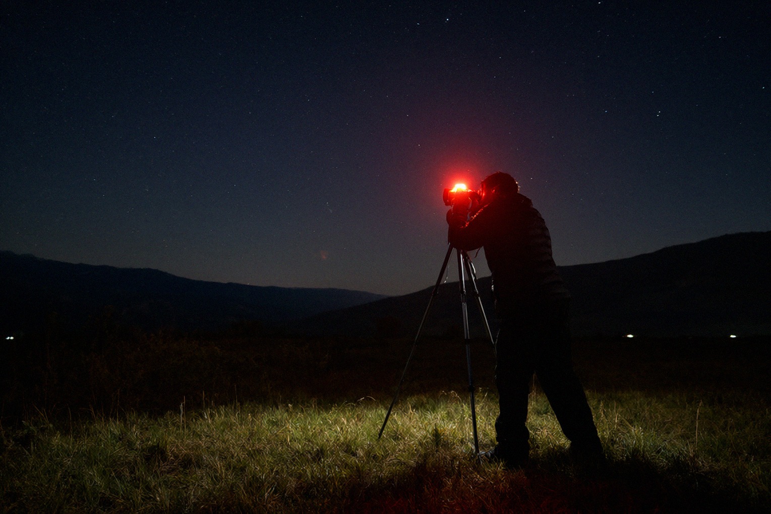 Observation nocturne du ciel aux jumelles sur trépied en campagne