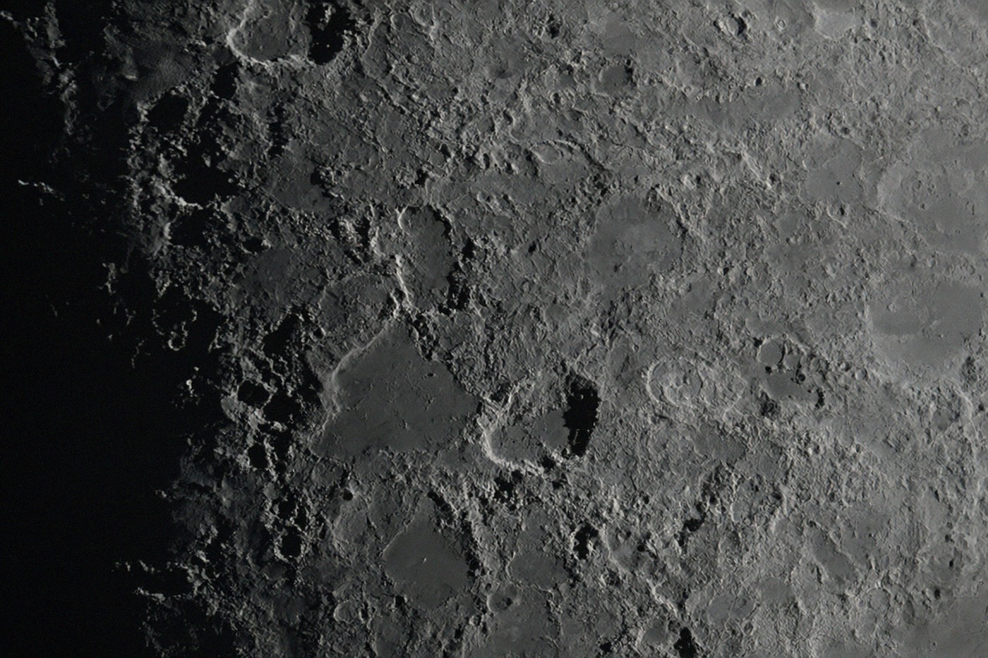 Détail des cratères et des reliefs montagneux le long du terminateur lunaire