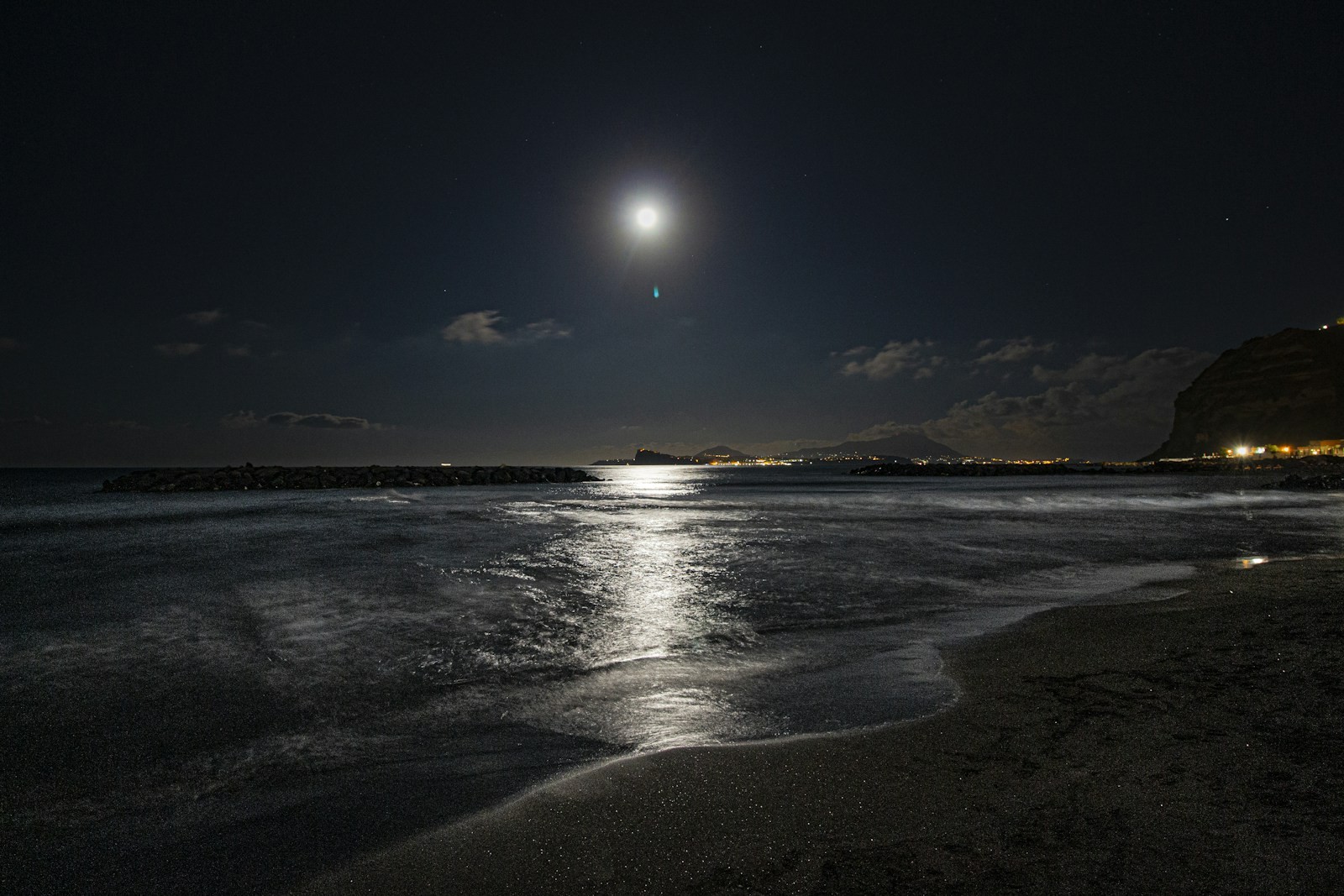 Reflets argentés du clair de lune sur les vagues de l océan lors de la marée nocturne