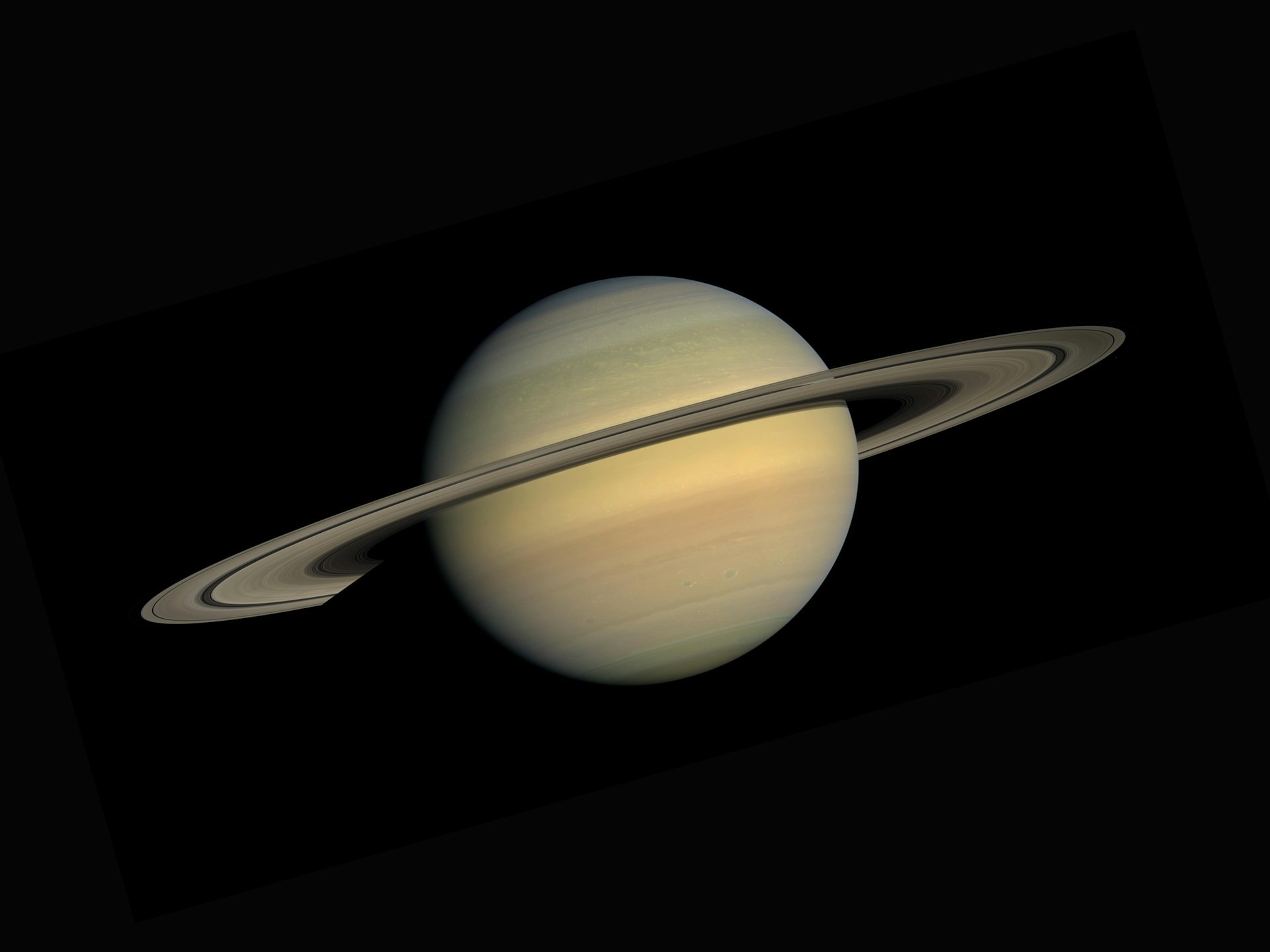 La planète Saturne vue dans l'espace avec son disque gazeux et ses anneaux brillants