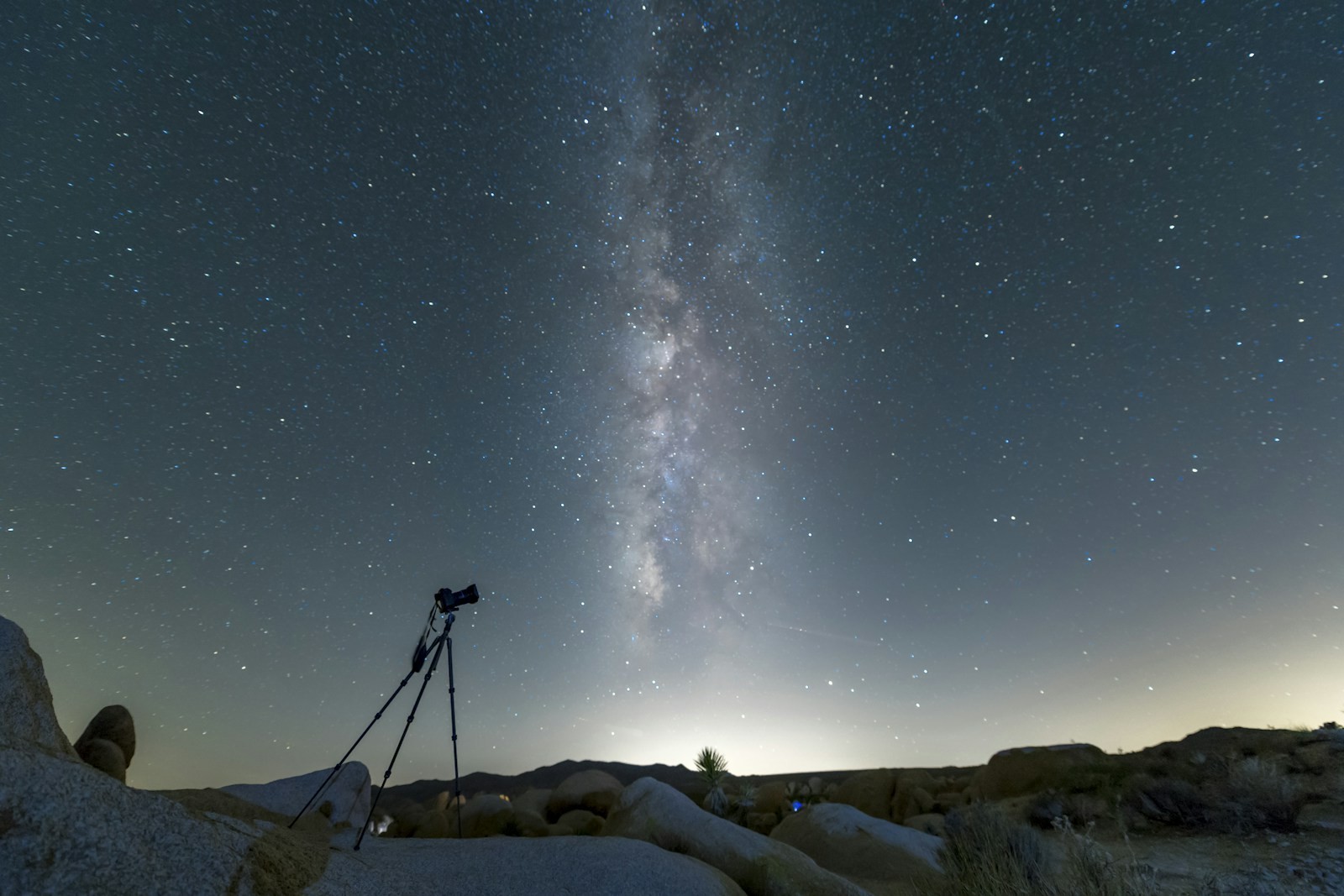 Un astronome amateur et son télescope pointé vers le ciel nocturne